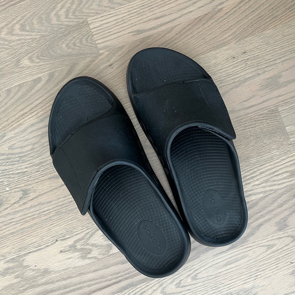 Men’s OOFOS slides size 10 adjustable velcro